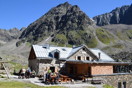 Winnebachseehütte (2362 m) von Gries/Sulztal